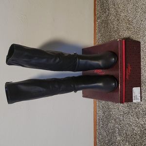 Weaver Tissage women's boots. Black. Size 9.
